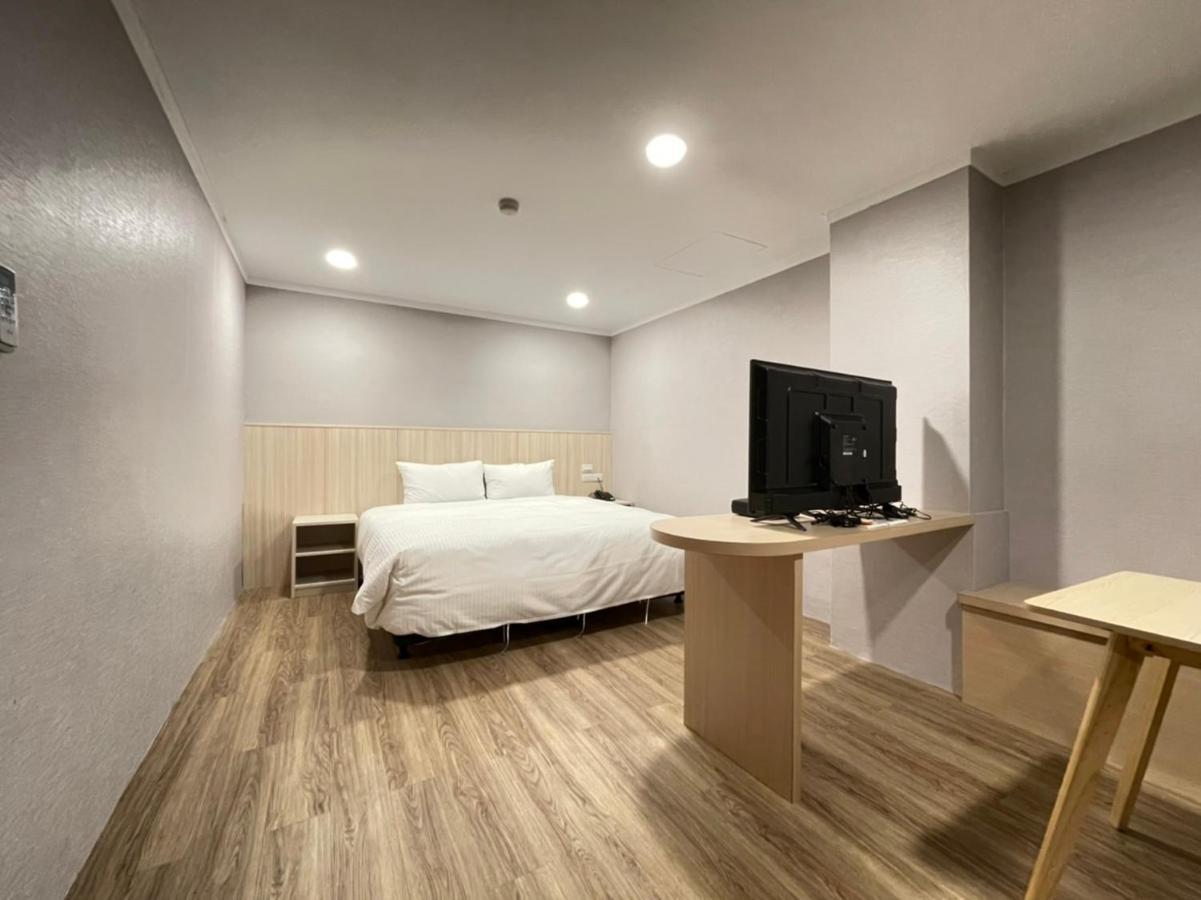 Yoshi Hotel - Tainan Station Branch Экстерьер фото