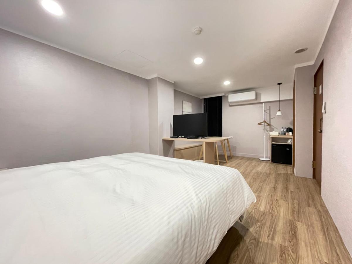 Yoshi Hotel - Tainan Station Branch Экстерьер фото