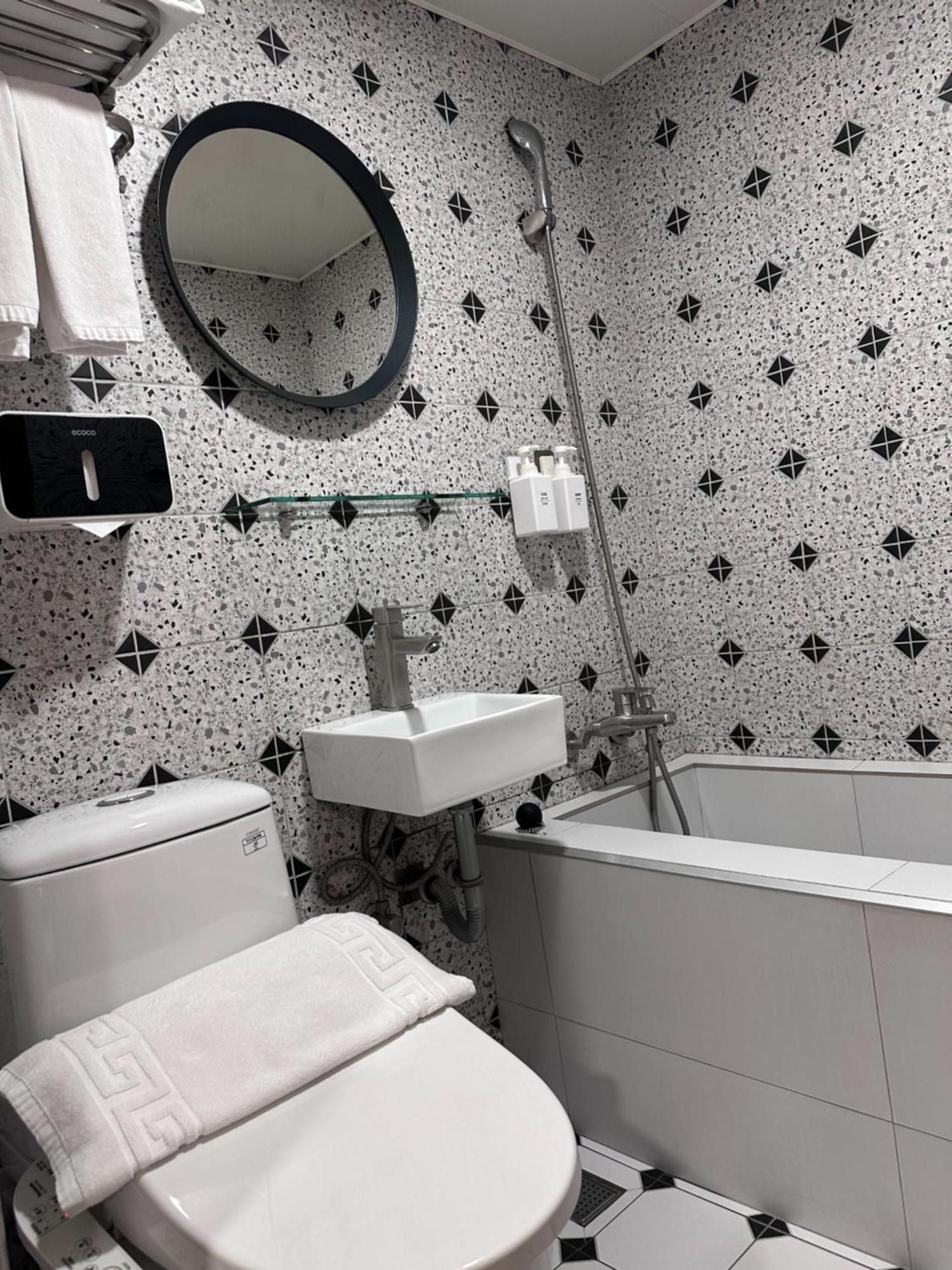 Yoshi Hotel - Tainan Station Branch Экстерьер фото